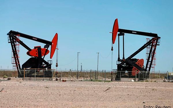 Petróleo sube más de 1%; Brent se acerca a los 80 dólares por barril