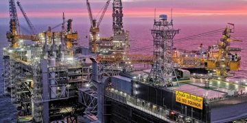 Petróleo baja casi 40 centavos ante lenta reactivación en el Golfo de México por huracanes