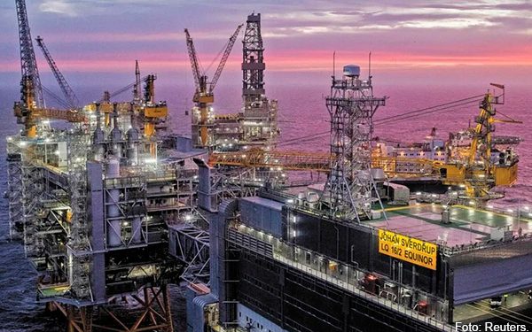 Petróleo baja casi 40 centavos ante lenta reactivación en el Golfo de México por huracanes