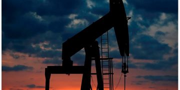 Petróleo sube más de 1 dólar en la apertura por suministros más ajustados en EU