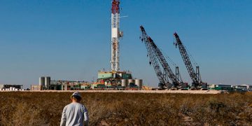 Petróleo sube por caída de inventarios en EU y debilidad del dólar