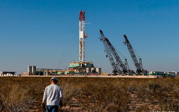 Petróleo sube por caída de inventarios en EU y debilidad del dólar