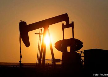 Petróleo toca máximo de seis semanas ante preocupación sobre oferta de EU