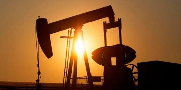 Petróleo toca máximo de seis semanas ante preocupación sobre oferta de EU