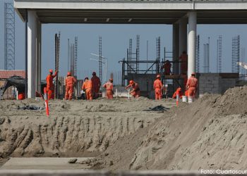 Obreros de ICA paran labores en Dos Bocas