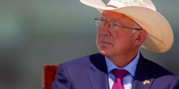 Legisladores texanos piden al embajador Ken Salazar que interceda por empresas de EU en México