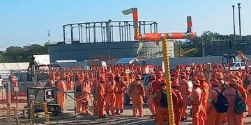 Obreros de ICA paran labores en Dos Bocas