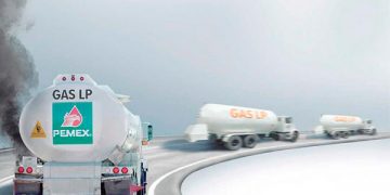 Precios del petróleo cierran con ligera caída tras sesión volátil