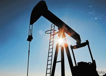 Precios del petróleo cotizan con pocos cambios; operadores atentos a respuesta del mercado a medidas de EU