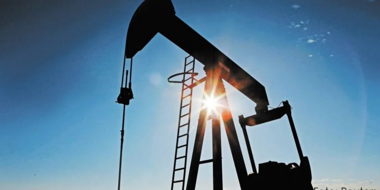 Precios del petróleo cotizan con pocos cambios; operadores atentos a respuesta del mercado a medidas de EU