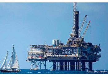 Precios del petróleo cierran con ligera caída tras sesión volátil