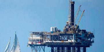 Precios del petróleo cierran con ligera caída tras sesión volátil