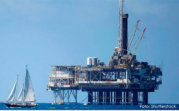 Precios del petróleo cierran con ligera caída tras sesión volátil