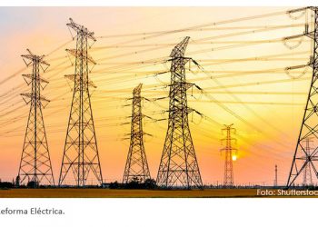 Precios del petróleo cierran con ligera caída tras sesión volátil