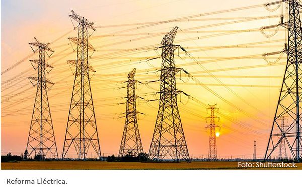 Precios del petróleo cierran con ligera caída tras sesión volátil