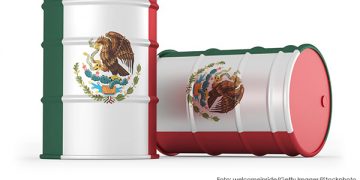 Precios del petróleo cierran con ligera caída tras sesión volátil