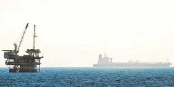 Petróleo cae hasta 49 centavos antes de informe de inventarios de crudo en Estados Unidos