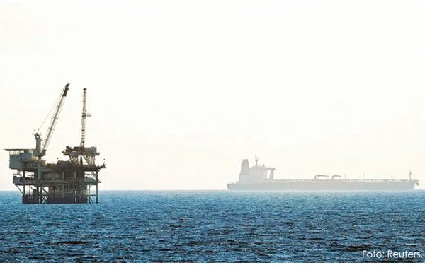 Petróleo cae hasta 49 centavos antes de informe de inventarios de crudo en Estados Unidos