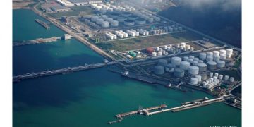 El petróleo sube por las perspectivas de la demanda, a pesar de la liberación de las reservas de combustible de China