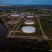 Petróleo sube impulsado por caída de reservas en Estados Unidos