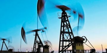 Petróleo sube casi 2 dólares ante posible intervención de la OPEP+ si aumenta superávit