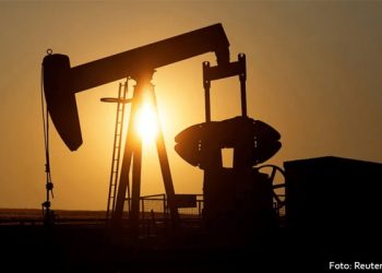 Petróleo abre la semana con alzas por riesgos geopolíticos y escasez de suministros