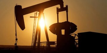 Petróleo abre la semana con alzas por riesgos geopolíticos y escasez de suministros