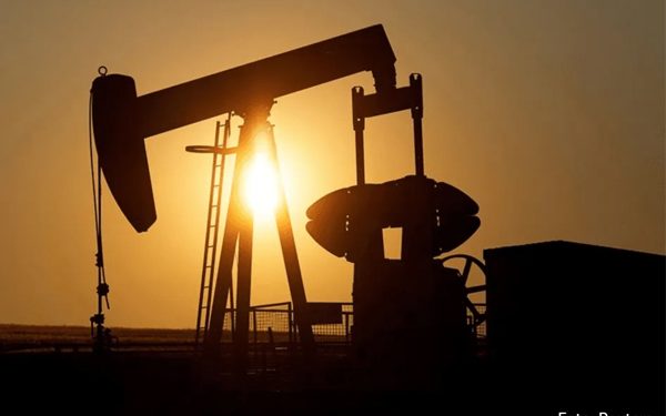 Petróleo abre la semana con alzas por riesgos geopolíticos y escasez de suministros
