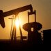 Petróleo abre la semana con alzas por riesgos geopolíticos y escasez de suministros