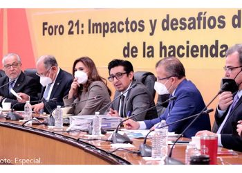 Chocan economistas y CFE por impacto en la hacienda pública durante foro de la reforma eléctrica
