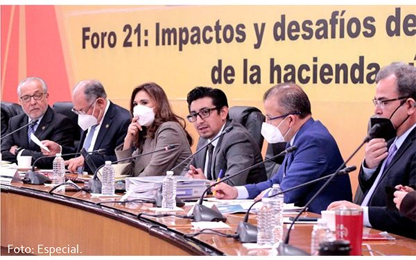 Chocan economistas y CFE por impacto en la hacienda pública durante foro de la reforma eléctrica