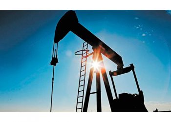 Precios del petróleo caen; el mercado está atrapado entre conversaciones con Irán y crisis de Ucrania