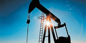 Precios del petróleo caen; el mercado está atrapado entre conversaciones con Irán y crisis de Ucrania