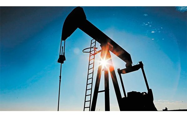 Precios del petróleo caen; el mercado está atrapado entre conversaciones con Irán y crisis de Ucrania