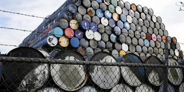 Petróleo sube hasta 4.40 dólares por escalada entre Rusia y Ucrania