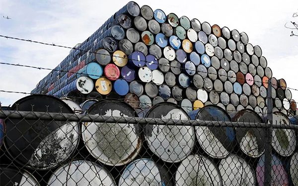 Petróleo sube hasta 4.40 dólares por escalada entre Rusia y Ucrania