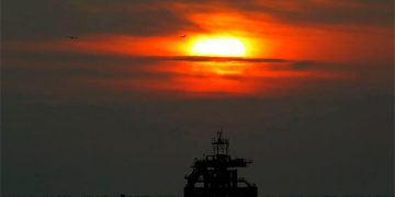 Petróleo toca máximos de 7 años; tormenta en EU aviva preocupación por suministros