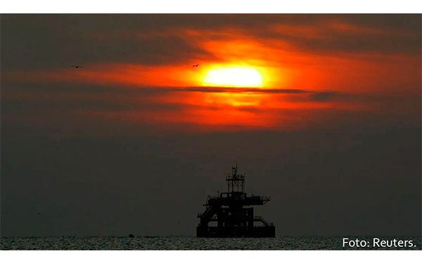 Petróleo toca máximos de 7 años; tormenta en EU aviva preocupación por suministros