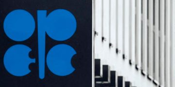 OPEP+ anuncia aumento moderado de su producción de petróleo pese a la presión de Occidente