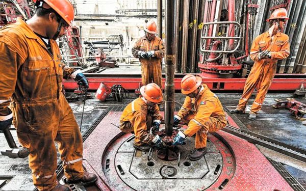 Altos precios del crudo permitirían restar apoyo del gobierno a Pemex