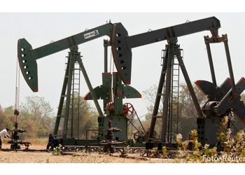 Petróleo sube más de un dólar en medio de elevada demanda de combustible en EU