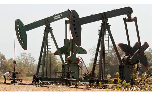 Petróleo sube más de un dólar en medio de elevada demanda de combustible en EU