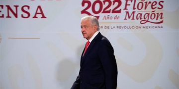 AMLO abre puerta a inversiones extranjeras en energía solar, pero solo si administran Sener y CFE