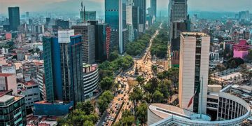 FMI mejora su proyección de crecimiento para México este año, pero pasa tijera al PIB del 2023