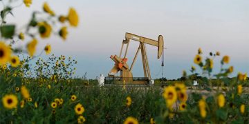 Petróleo sube casi 3% por las interrupciones de suministro en Libia y Noruega