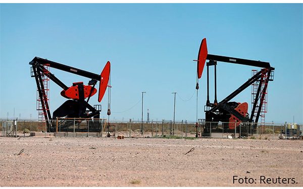 El petróleo sube en el comercio volátil, el aumento de la Fed pesa