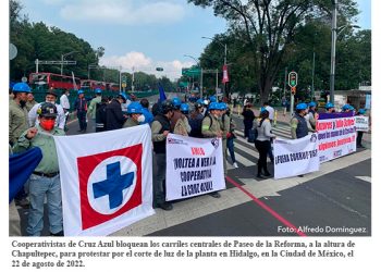 Trabajadores de Cruz Azul demandan frente a CFE restablecimiento del servicio