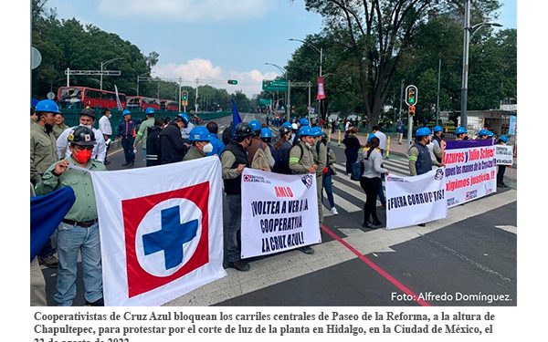 Trabajadores de Cruz Azul demandan frente a CFE restablecimiento del servicio