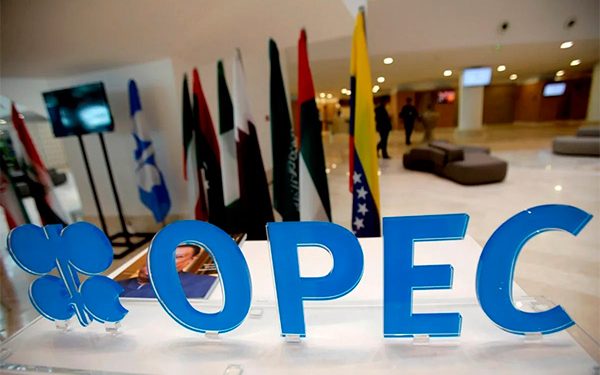 La OPEP+ acuerda un pequeño recorte en la producción de petróleo