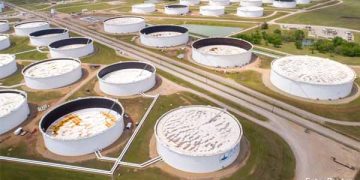 Petróleo retrocede tras datos económicos bajistas de EE.UU.